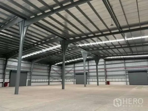 货栈 出租在Nikhom Phatthana, Rayong - 大开间仓库，采光天窗、钢柱和多处装卸门