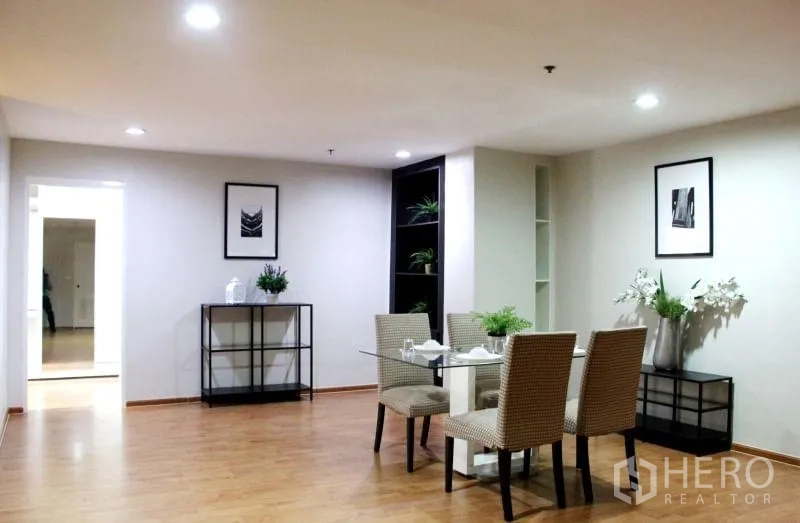 公寓 出租在Khlong Toei, Bangkok - 开阔餐厅空间，射灯顶面、展示搁架和木地板。