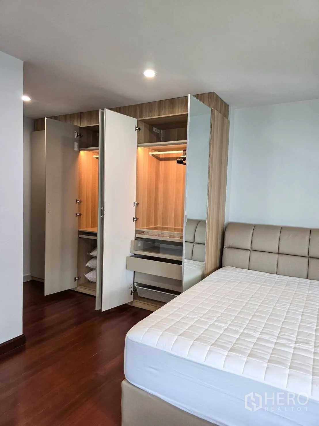 บ้านเดี่ยว for rent in Suan Luang, Bangkok - ตู้เสื้อผ้าแบบเปิดโชว์ช่องแขวนและลิ้นชักข้างเตียง