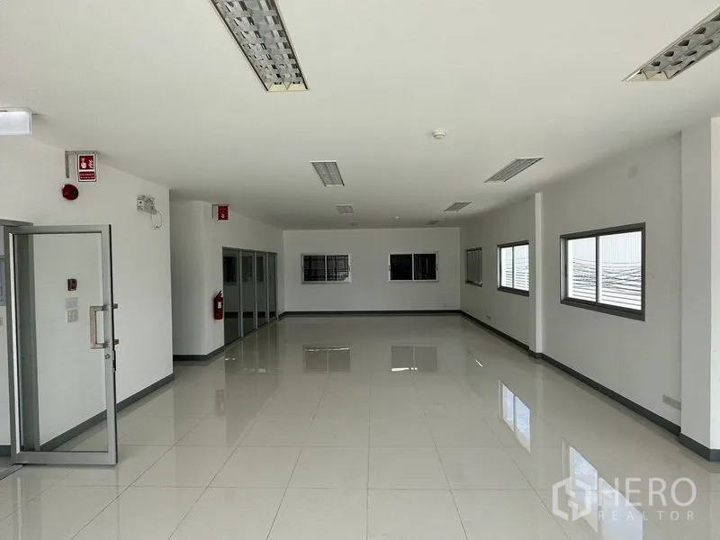 โรงงาน ให้เช่าในMueang Samut Prakan, Samut Prakan - ห้องทำงานโล่งสะอาด พร้อมหน้าต่างหลายบาน เตรียมจัดผังโต๊ะได้ทันที