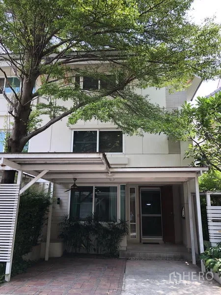独立式住宅 出租在Watthana, Bangkok - 独立屋外观，带顶车棚，门前大树成荫。