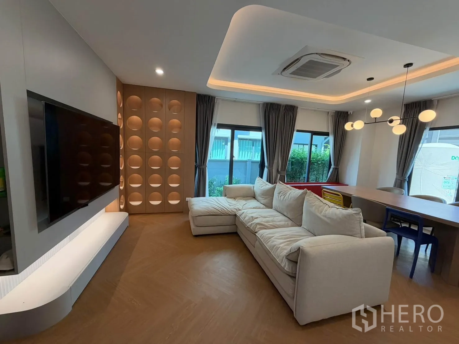 บ้านแฝด for rent in Prawet, Bangkok - ห้องนั่งเล่นโซฟาเข้ามุม ผนังทีวี และหน้าต่างบานใหญ่