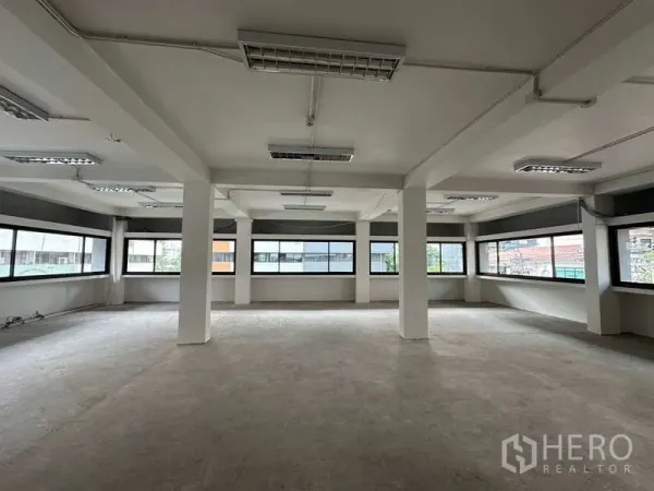 Office Space for rent in Watthana, Bangkok - Spacious open-plan office floor with large corner windows and ample natural light near Ekkamai.