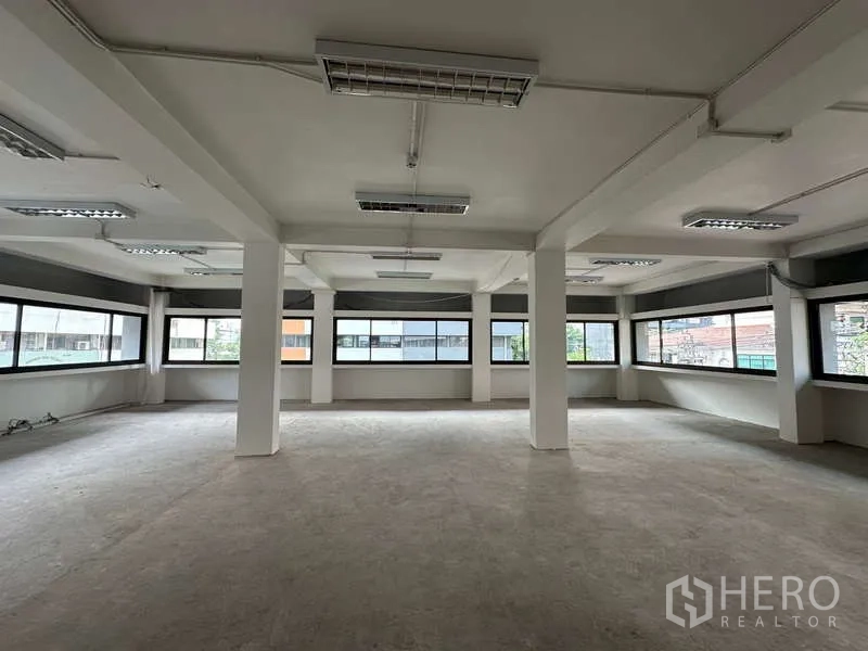 Office Space for rent in Watthana, Bangkok - Spacious open-plan office floor with large corner windows and ample natural light near Ekkamai.
