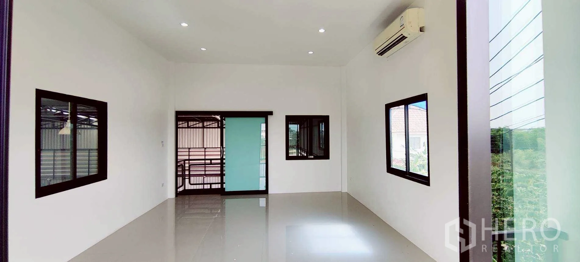 Warehouse for rent in Lam Luk Ka, Pathum Thani - Bright office space with split‑type air conditioners and multiple windows.