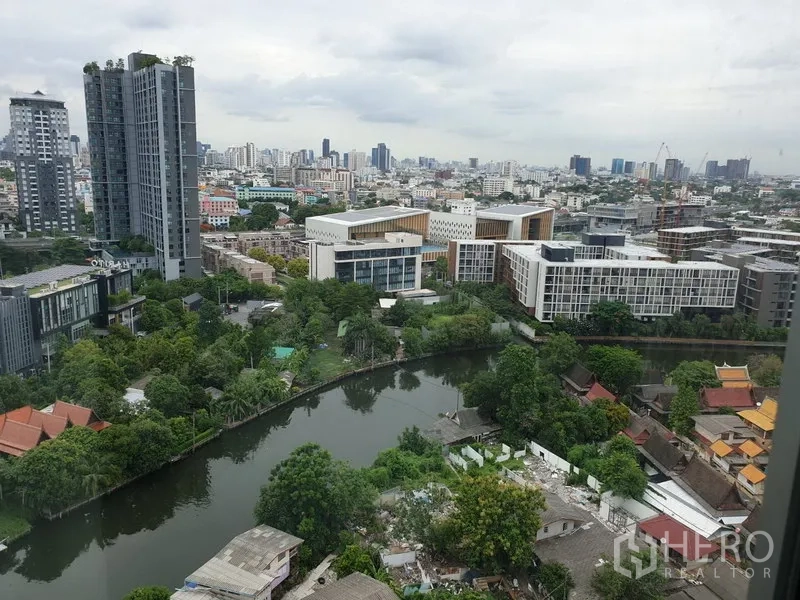 公寓 出租在Watthana, Bangkok - 高楼视野，可俯瞰运河与城市天际线