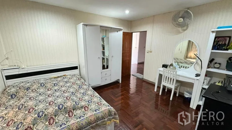 独立式住宅 出售在Mueang Pathum Thani, Pathum Thani - 温馨卧室，木地板、衣柜、梳妆台与书桌。