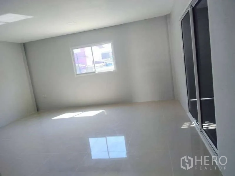 货栈 出租在Pathum Thani - 开放式办公区，推拉玻璃门、白色墙面与亮面地砖。