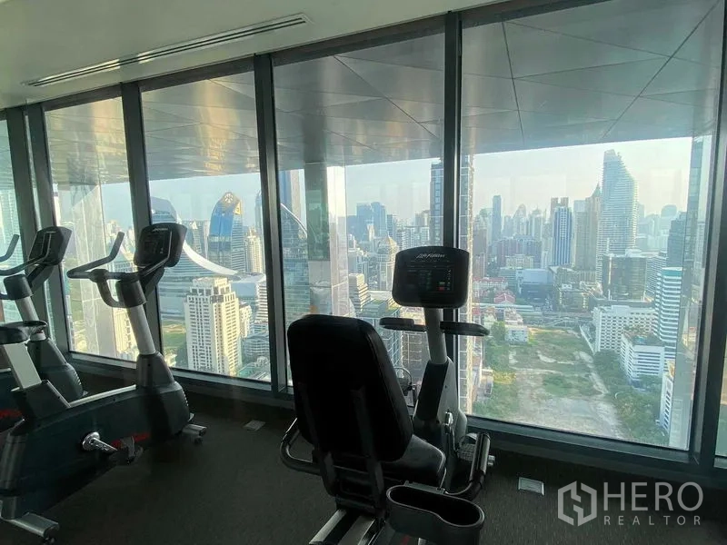 公寓 出租或出售在Ratchathewi, Bangkok - 健身房设有有氧器械，面向城市景观。