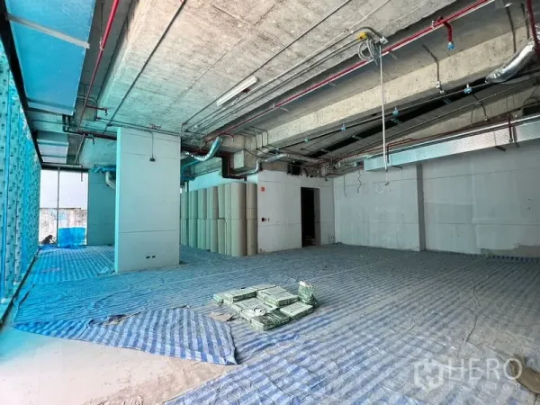 Retail Space for rent in Khlong Toei, Bangkok - Open-plan retail shell in Khlong Toei with exposed ductwork and floor-to-ceiling glazing.