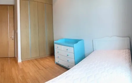 Condominium for rent or sale in Khlong Toei, Bangkok - Third bedroom with wardrobe, white single bed and blue chest of drawers.
