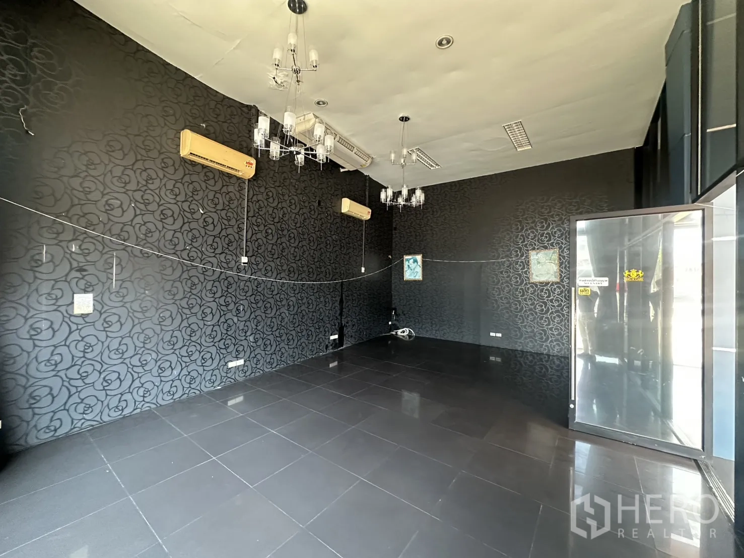 Showroom for rent in Suan Luang, Bangkok - Large office room with patterned wallpaper and multiple air conditioners.