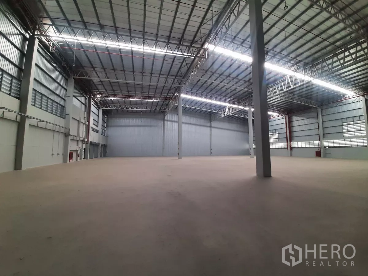 โรงงาน ให้เช่าในBang Lamung, Chon Buri - ฮอลล์อุตสาหกรรมขนาดใหญ่ เพดานสูง โปร่ง มีสกายไลท์รับแสงธรรมชาติ