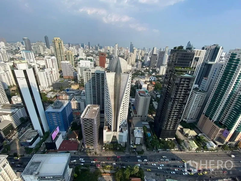 คอนโด ให้เช่าในWatthana, Bangkok - วิวเมืองอโศกจากชั้นสูง เห็นอาคารสำนักงานและการจราจรบนถนน