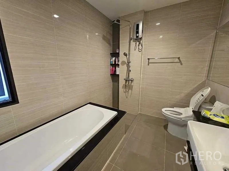 Detached House for sale in Bang Kruai, Nonthaburi - Bathroom with bathtub and separate shower, tiled walls, toilet and basin.