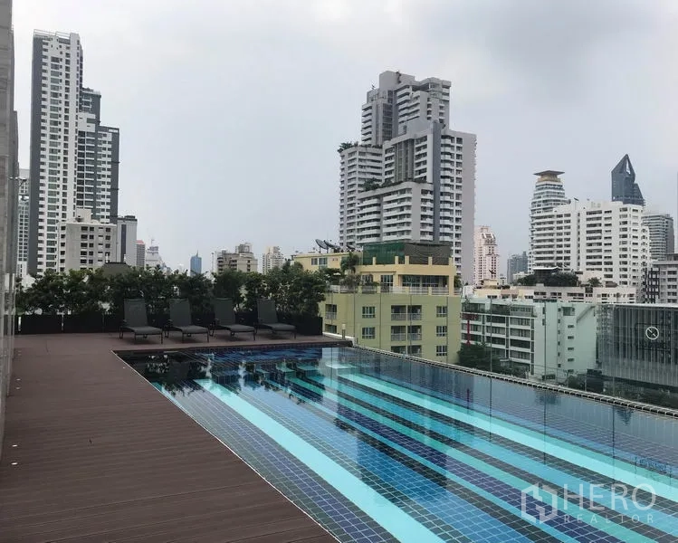 อพาร์ทเมนท์ ให้เช่าในKhlong Toei, Bangkok - สระว่ายน้ำลู่ว่ายบนดาดฟ้า พร้อมเตียงอาบแดดและวิวสกายไลน์กรุงเทพฯ