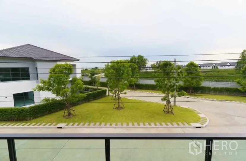 独立式住宅 出租或出售在Bang Phli, Samut Prakan - 阳台视野，园区道路与草坪绿化。