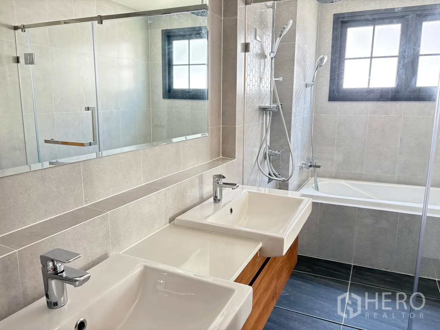 บ้าน for rent in Bang Phli, Samut Prakan - ห้องน้ำสว่างมีอ่างล้างหน้าคู่ กระจกบานใหญ่ และส่วนอาบน้ำเหนืออ่าง.