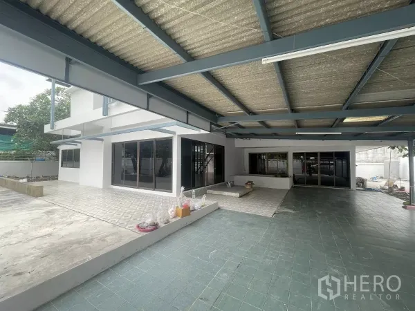 Home Office for rent in Din Daeng, Bangkok - Spacious covered terrace and parking area with a steel roof and sliding glass doors to the ground floor.