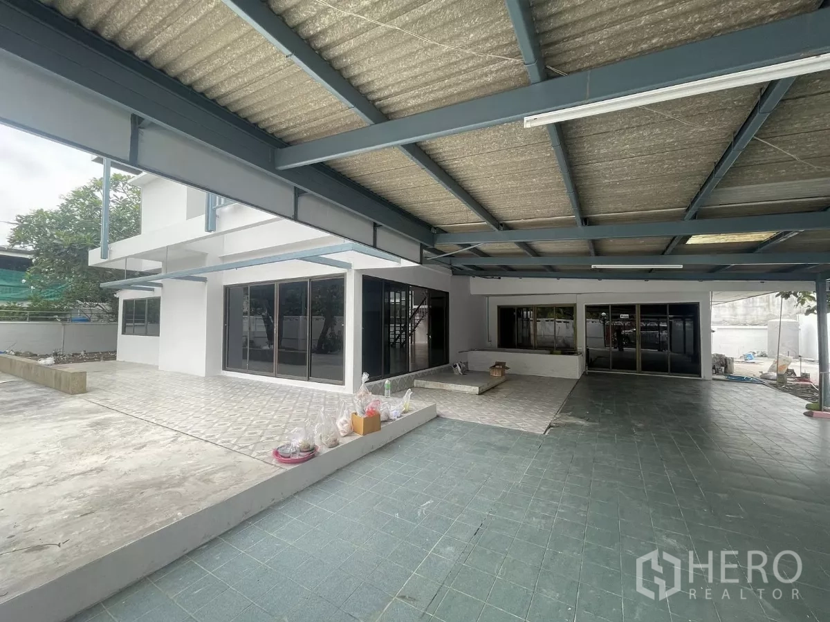 Home Office for rent in Din Daeng, Bangkok - Spacious covered terrace and parking area with a steel roof and sliding glass doors to the ground floor.