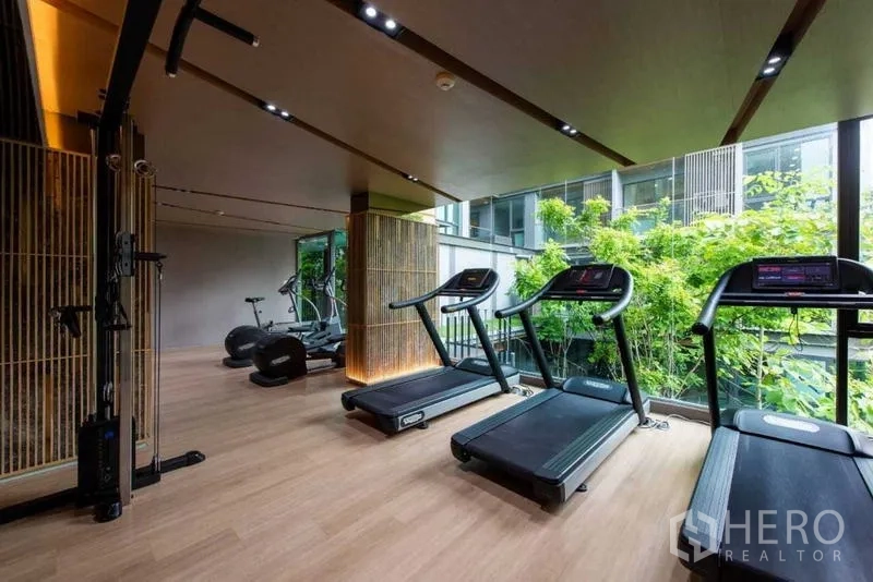 คอนโด ให้เช่าในHuai Khwang, Bangkok - ห้องฟิตเนสของคอนโดพร้อมลู่วิ่งหันสู่วิวสวน