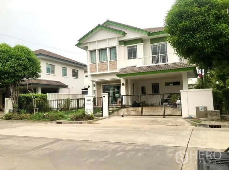 บ้าน ให้เช่าในPrawet, Bangkok - บ้านเดี่ยวสองชั้นพร้อมรั้วและที่จอดรถในร่ม ย่านประเวศ กรุงเทพฯ