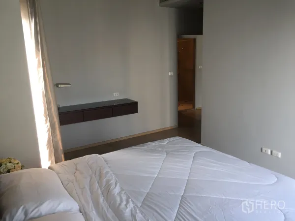公寓 出租在Bangkok - 主卧带悬空置物台，通往套内卫浴的入口