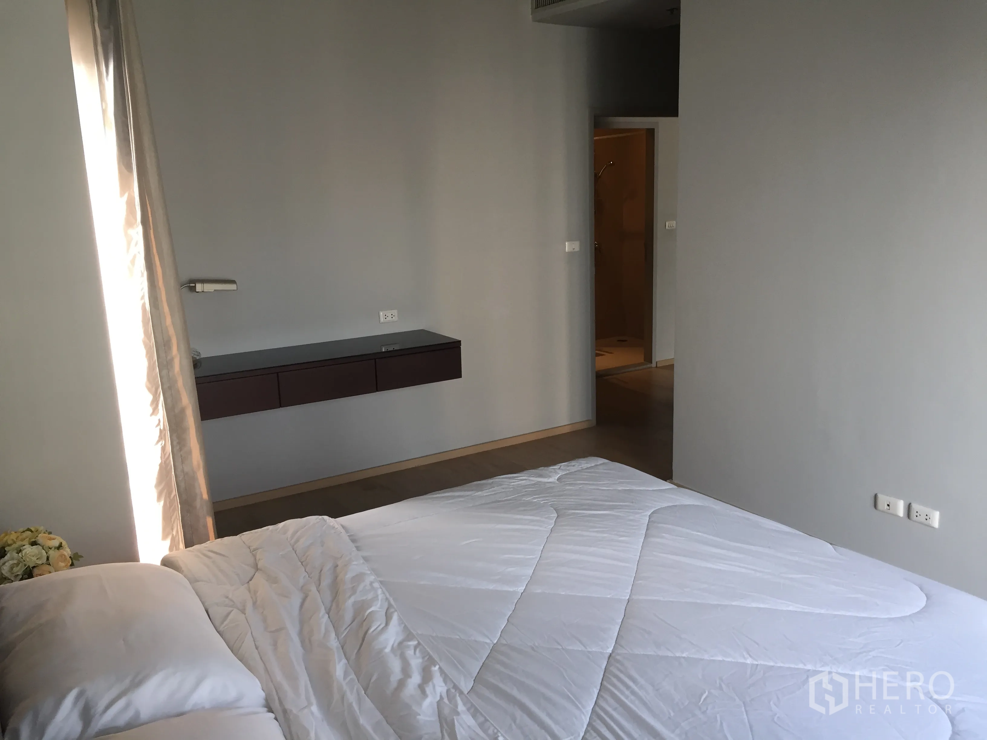 公寓 出租在Bangkok - 主卧带悬空置物台，通往套内卫浴的入口