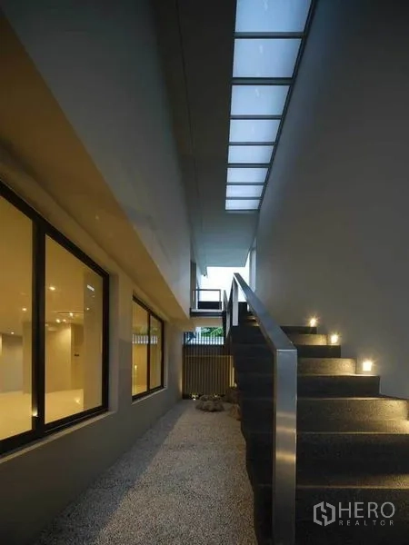 带办公室的家 出售在Wang Thonglang, Bangkok - 侧向连廊与天窗，带灯光的楼梯通往二层。