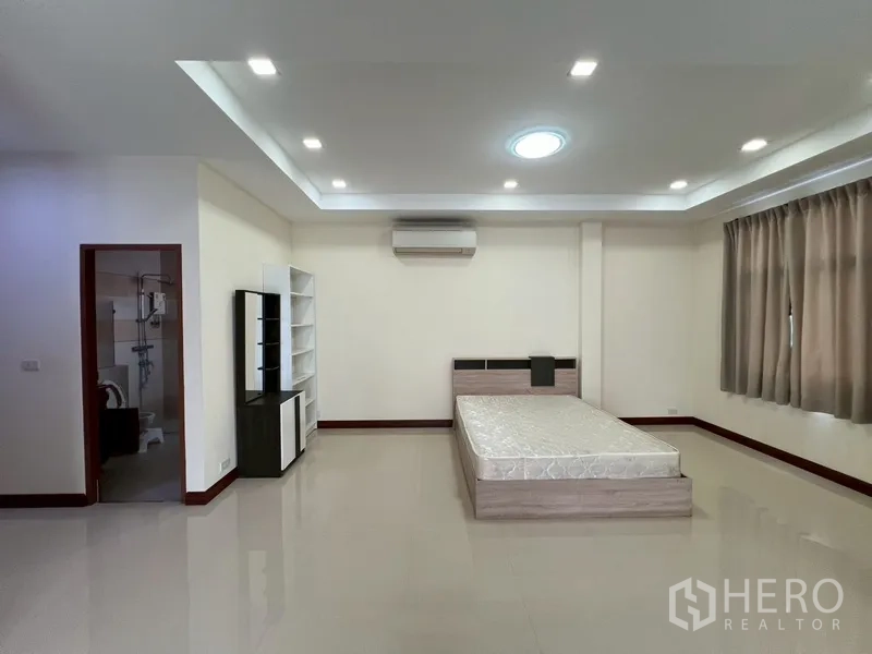 บ้าน ขายในPhra Khanong, Bangkok - ห้องนอนหลักขนาดใหญ่ ไฟฝ้าหลุม และประตูเข้าส่วนห้องน้ำ