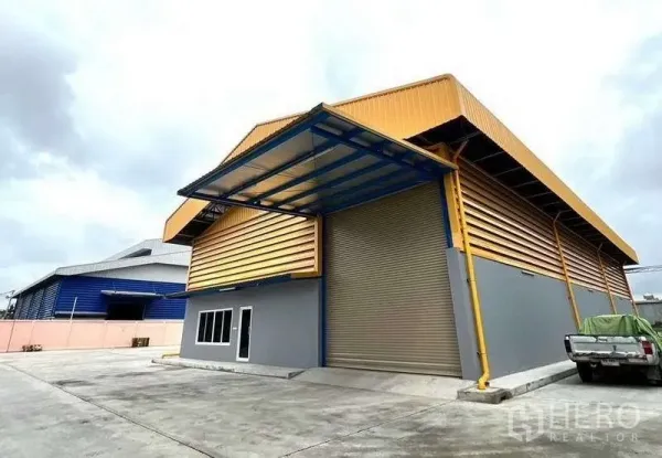 คลังสินค้า ให้เช่าในLat Lum Kaeo, Pathum Thani - ด้านหน้าตัวอาคารโกดัง มีหลังคาคลุมลานโหลดและประตูม้วน.