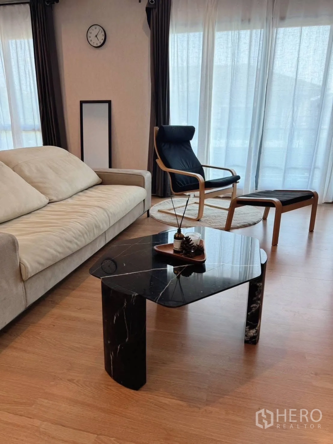 บ้านเดี่ยว for rent or sale in Suan Luang, Bangkok - มุมนั่งเล่นโซฟา เก้าอี้พักผ่อน และโต๊ะกลางหินอ่อนสีดำ