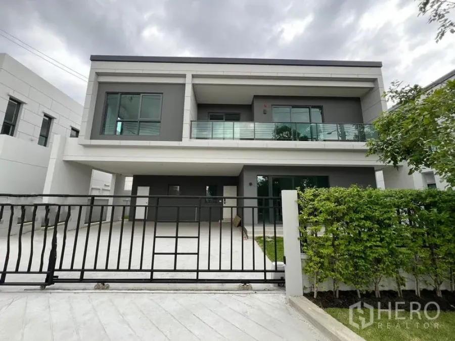 Detached House for rent or sale in Bang Phli, Samut Prakan - Front elevation of the detached house with black gate and wide driveway.