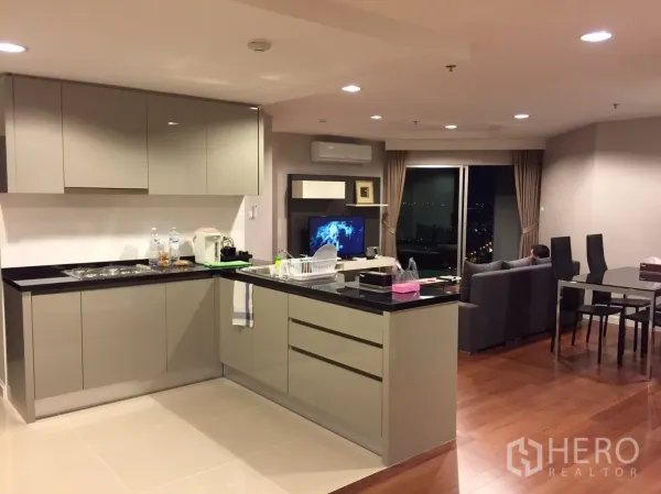 คอนโด ให้เช่าในHuai Khwang, Bangkok - ครัวรูปตัวแอลสไตล์โมเดิร์น ตู้บิวท์อินเงา และไอส์แลนด์ติดโซนทานอาหาร