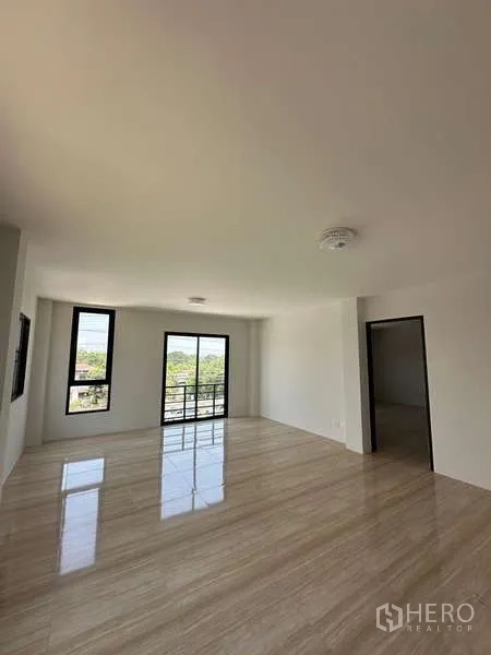 货栈 出售在Lat Lum Kaeo, Pathum Thani - 楼上办公室，大面积落地窗与阳台门，视野开阔。