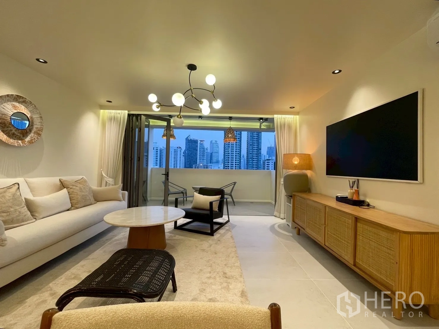 คอนโด for sale in Watthana, Bangkok - ห้องนั่งเล่นหรูพร้อมโซฟา ตู้วางทีวี และวิวเมือง
