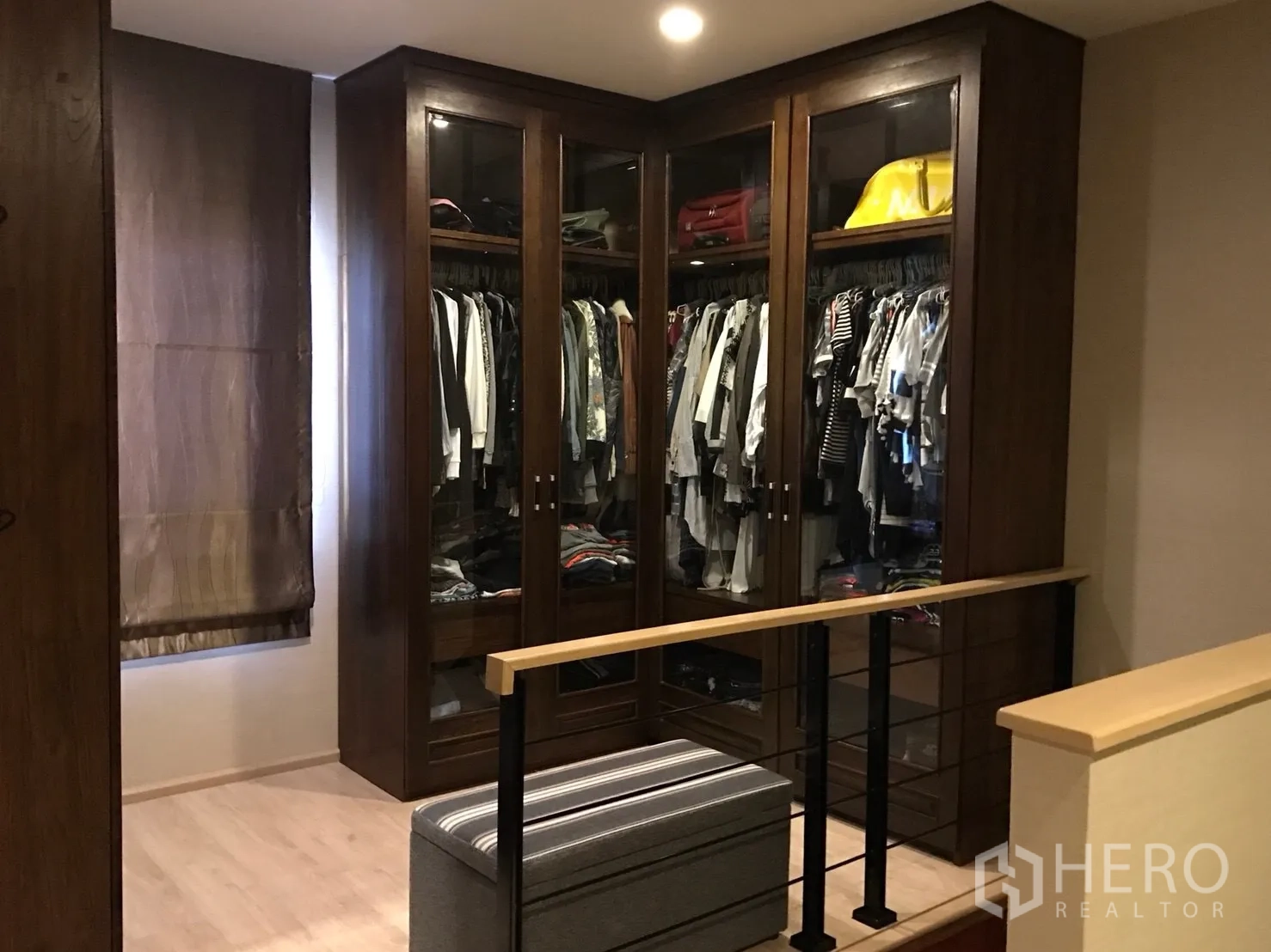 Townhouse for sale in Suan Luang, Bangkok - Walk-in wardrobe with glass-front closets along the hallway