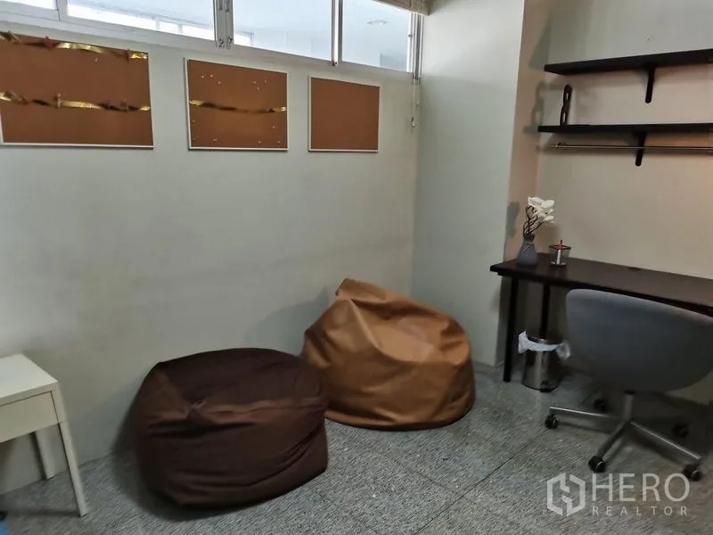 公寓 出租在Khlong Toei, Bangkok - 学习角落，两只懒人沙发、书桌与墙面公告板。