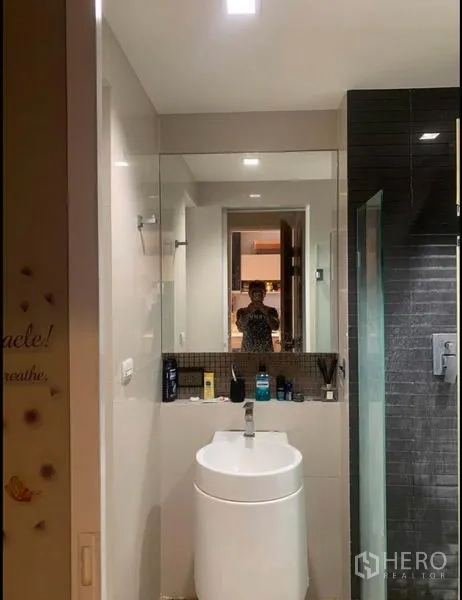 Condominium for sale in Phaya Thai, Bangkok - Modern bathroom with freestanding sink, large mirror and a glass-enclosed shower.