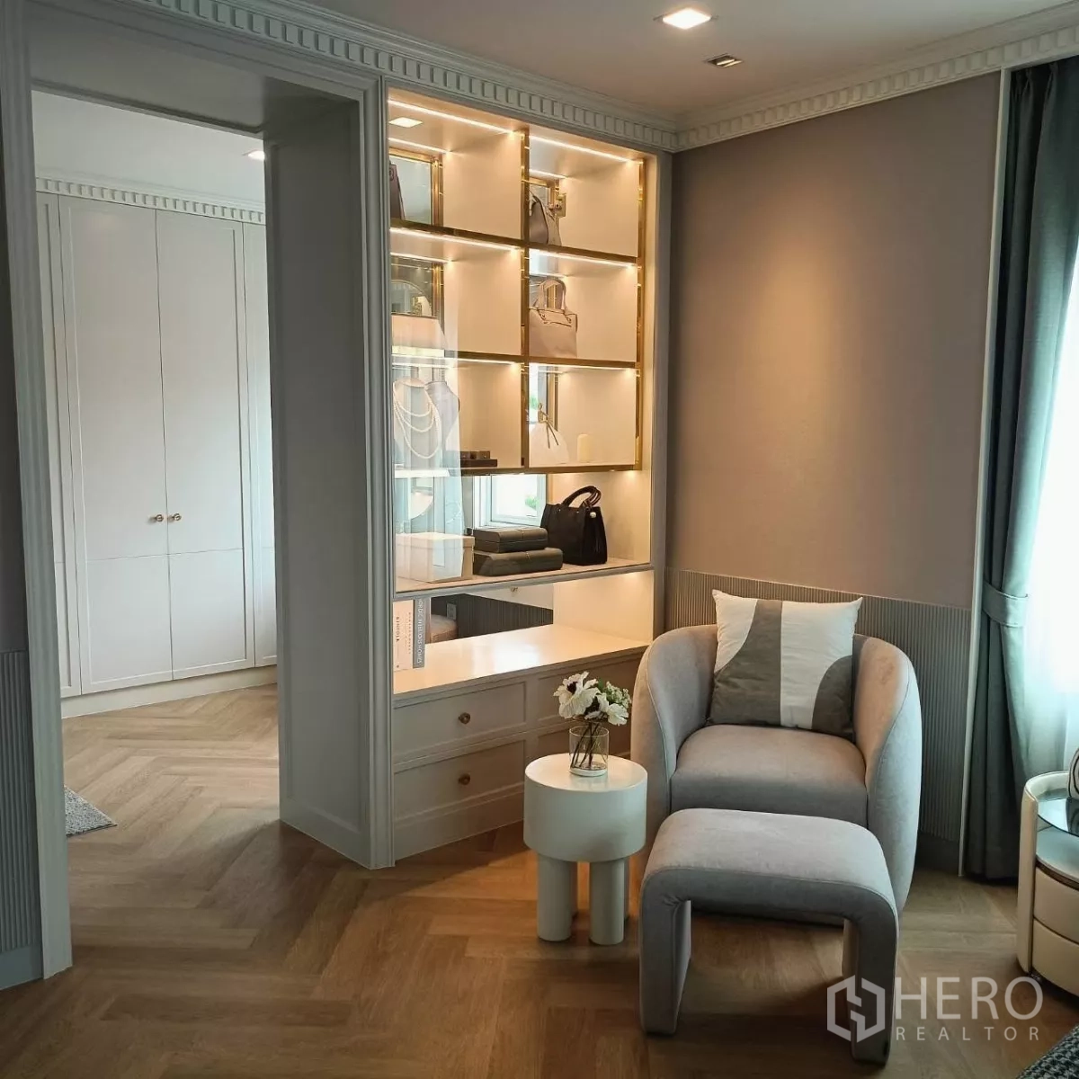Detached House for rent in Bang Phli, Samut Prakan - Walk-in dressing area with illuminated display shelves and armchair.