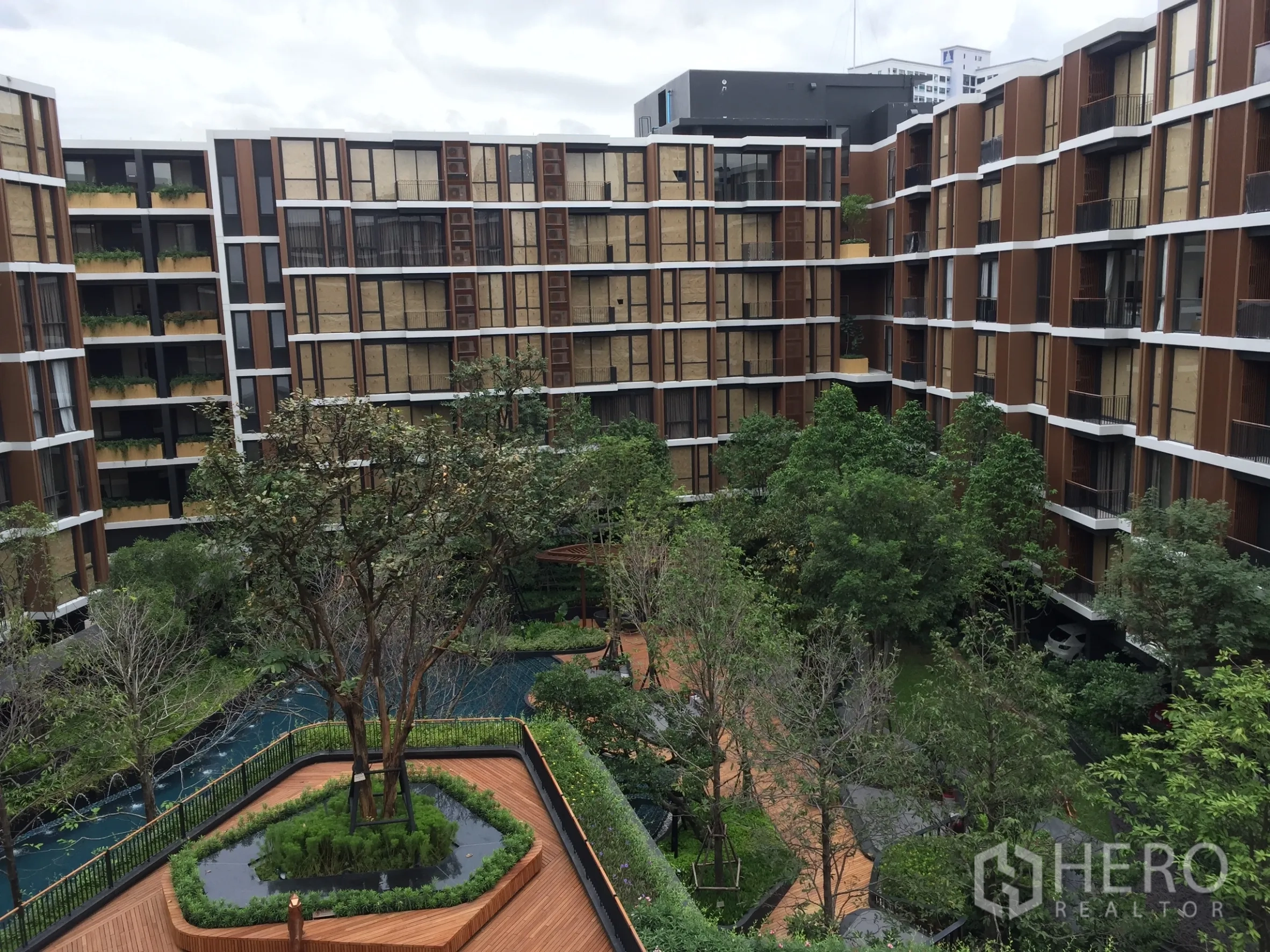 คอนโด ให้เช่าในWatthana, Bangkok - อาคารโลว์ไรส์ของ Mori Haus โอบล้อมคอร์ทยาร์ดจัดสวนด้วยต้นไม้ พื้นไม้ และสายน้ำ.