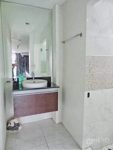 Home Office for rent or sale in Din Daeng, Bangkok - Modern bathroom vanity with large mirror and white tiled walls.