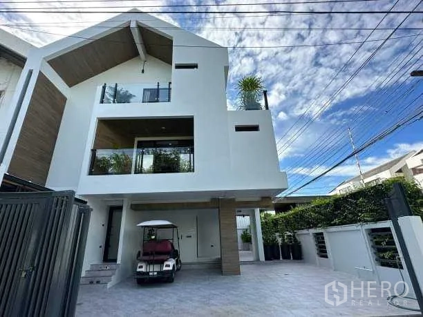 บ้าน ให้เช่าในSuan Luang, Bangkok - ฟาซาดบ้านเดี่ยวสามชั้นสไตล์โมเดิร์น มีระเบียงและที่จอดรถ
