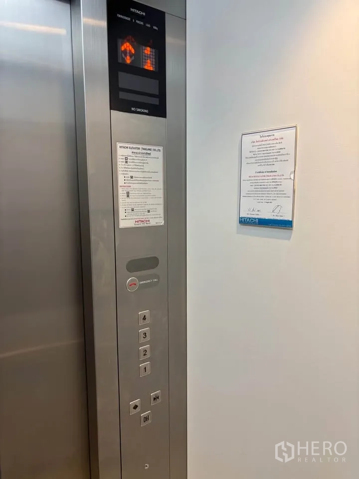 家庭办公室 for rent or sale in Suan Luang, Bangkok - 建筑内的私家电梯控制面板。