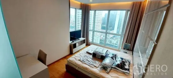 คอนโด ให้เช่าในRatchathewi, Bangkok - ห้องนอนหลักสว่าง กระจกเต็มบาน มองเห็นวิวสกายไลน์กรุงเทพฯ