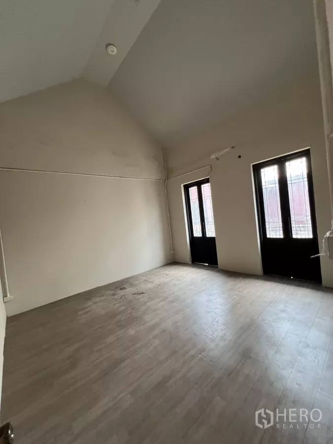 带办公室的家 出租在Pathum Wan, Bangkok - 宽阔青绿色楼梯平台与金属扶手。