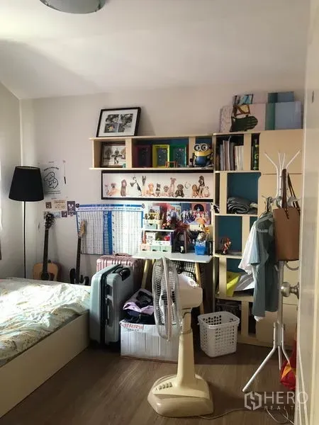 ทาวน์เฮาส์ ขายในPhasi Charoen, Bangkok - ห้องนอนอบอุ่น มีเตียง ชั้นวางของ และแสงธรรมชาติจากหน้าต่าง