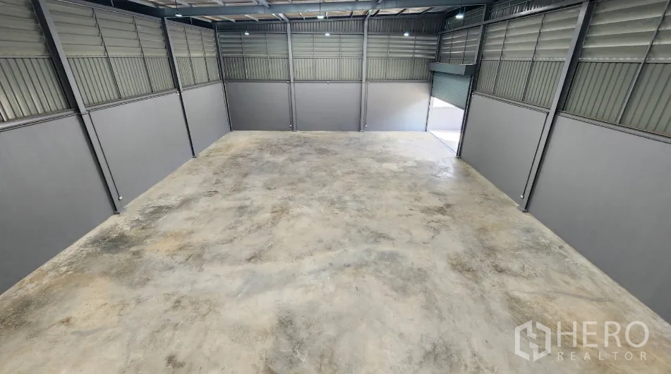 Factory for rent in Bang Bo, Samut Prakan - Overhead view of the clear-span warehouse floor from the mezzanine level.