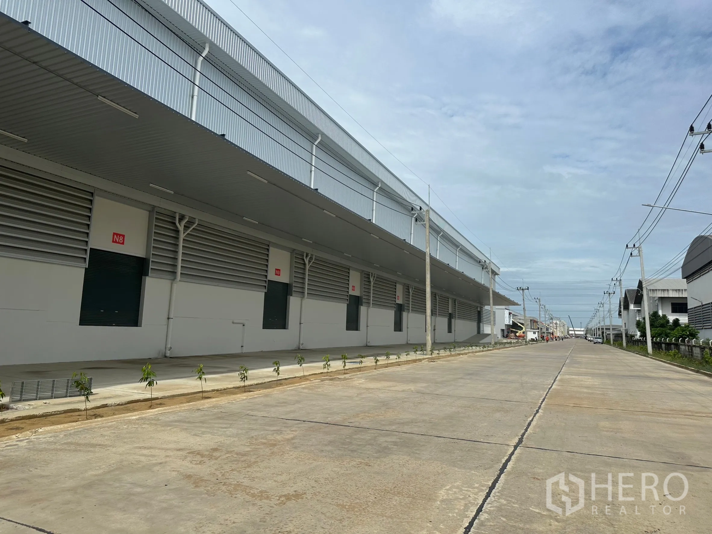 工厂 出租在Khlong Luang, Pathum Thani - 新建仓储厂房沿宽阔混凝土道路排列，适合大车通行（空銮区）。