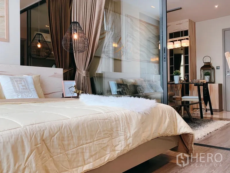 公寓 出租在Watthana, Bangkok - 滑动玻璃把卧室与餐区分隔，配高挑窗帘与吊灯。